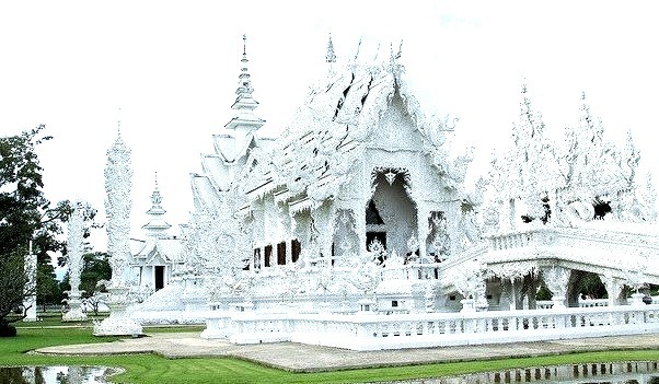 by SWID3RSKI on Flickr.Wat Rong Khun  in Chiang Rai, Thailand.